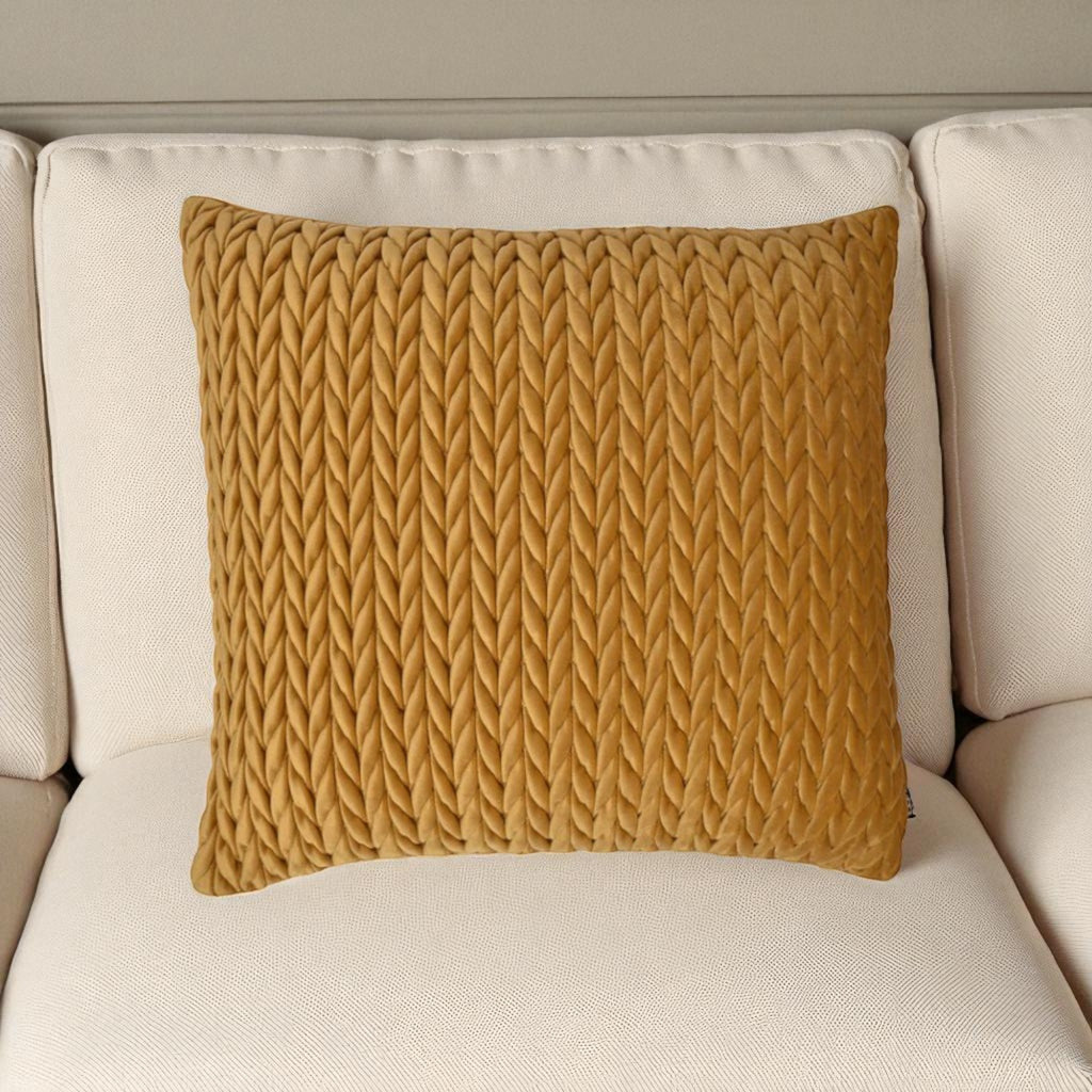 Filled Cushion Amory in Gold
