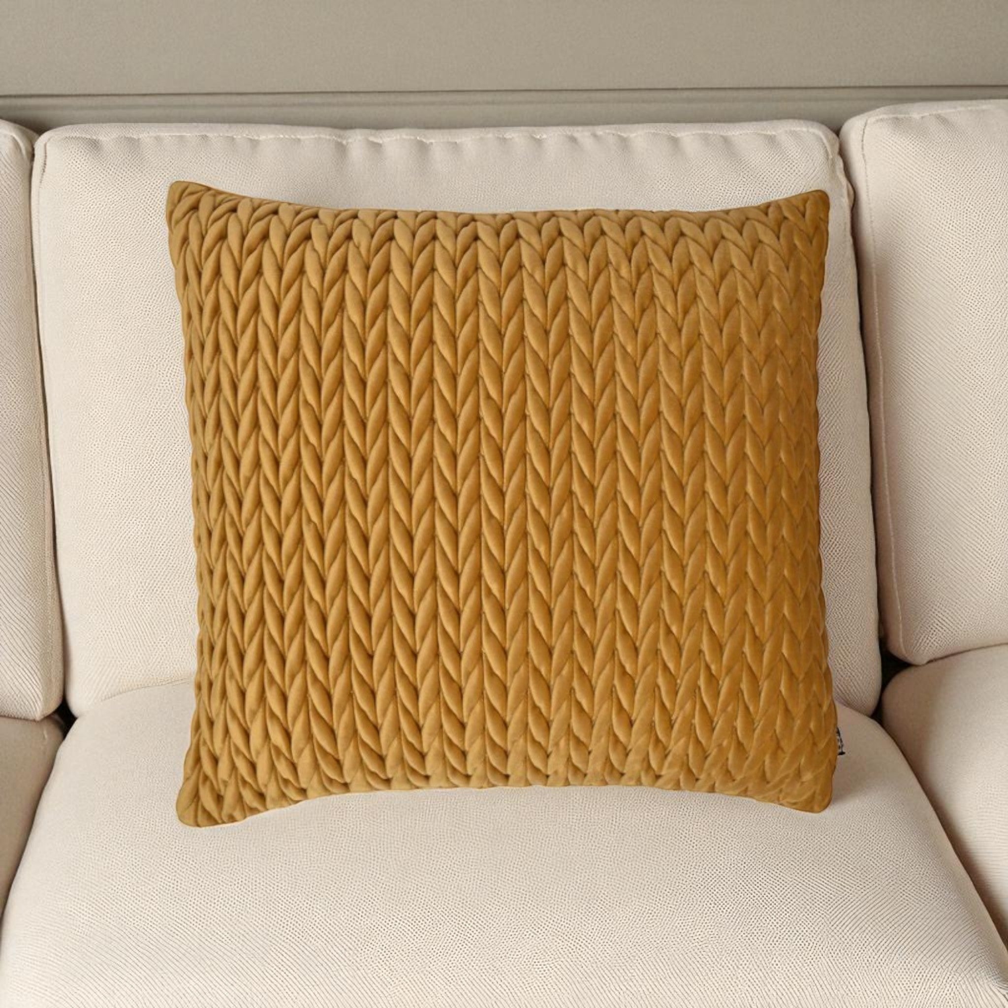 Filled Cushion Amory in Gold