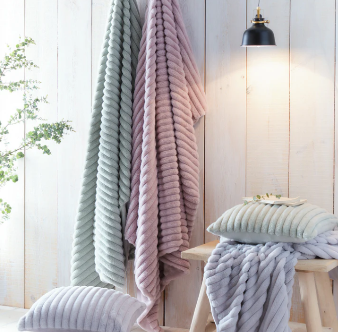 Throw Morritz in Mauve